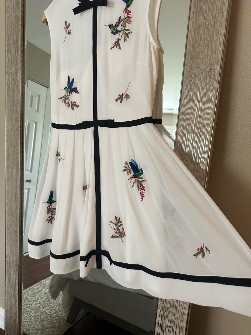 Ted Baker White Floral Hummingbird Embroidered Dress Size Medium 2 - Picture 3 of 5